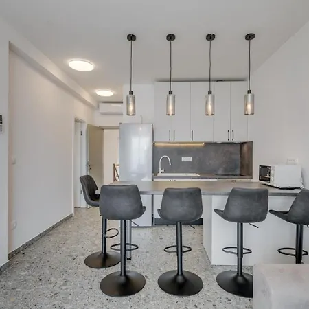 Deluxe Seaview Kennedy Iii Apartment Mimice