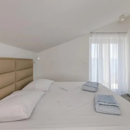 Deluxe Seaview Kennedy Iii Apartment Mimice
