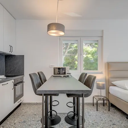 Deluxe Seaview Kennedy Iii Apartment Mimice