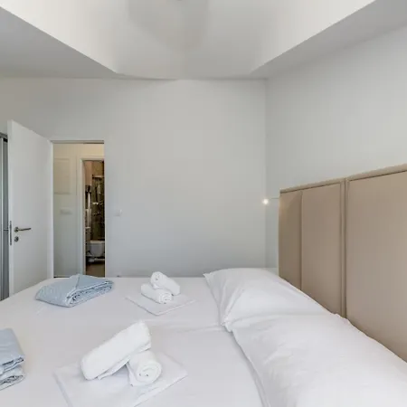 Deluxe Seaview Kennedy Iii Apartament